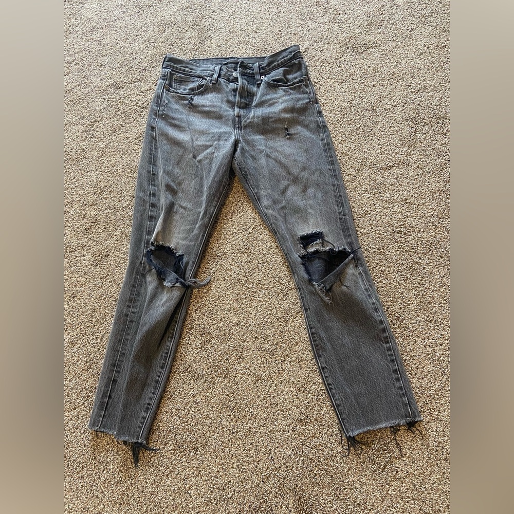 Gray wash Levi’s High Rise ripped mom jeans